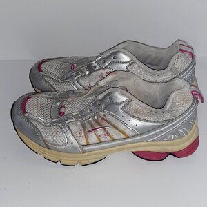Kids shoes youth size 1 LA Gear silver gray butterfly design athletic school